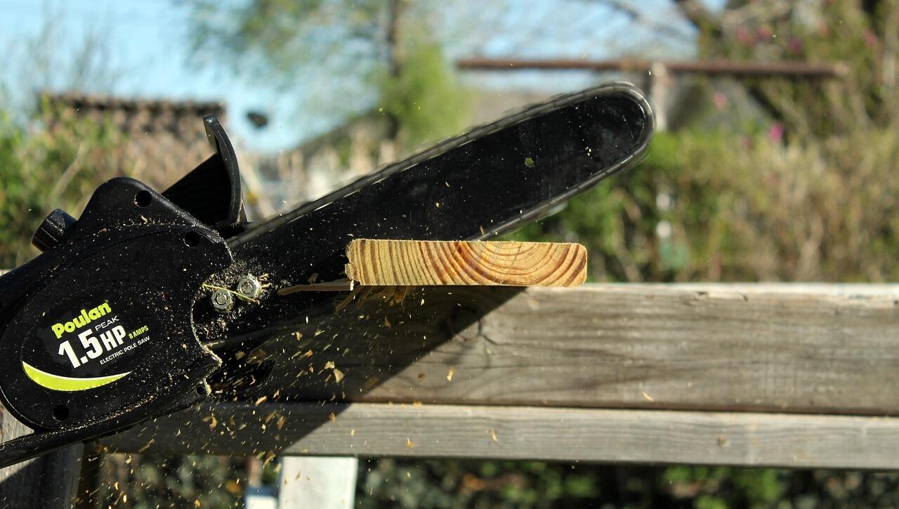 chain saw, cutting, action, work, sawing, wood, blade, sharp, cut, poulan, chain saw, chain saw, chain saw, chain saw, chain saw, poulan, poulan, poulan