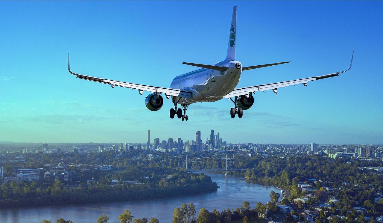 airplane, flight, city, landing, river, boeing, aircraft, plane, travel, flying, sky, passenger aircraft, airliner, aviation, nature, arrival, transport, skyscrapers, urban